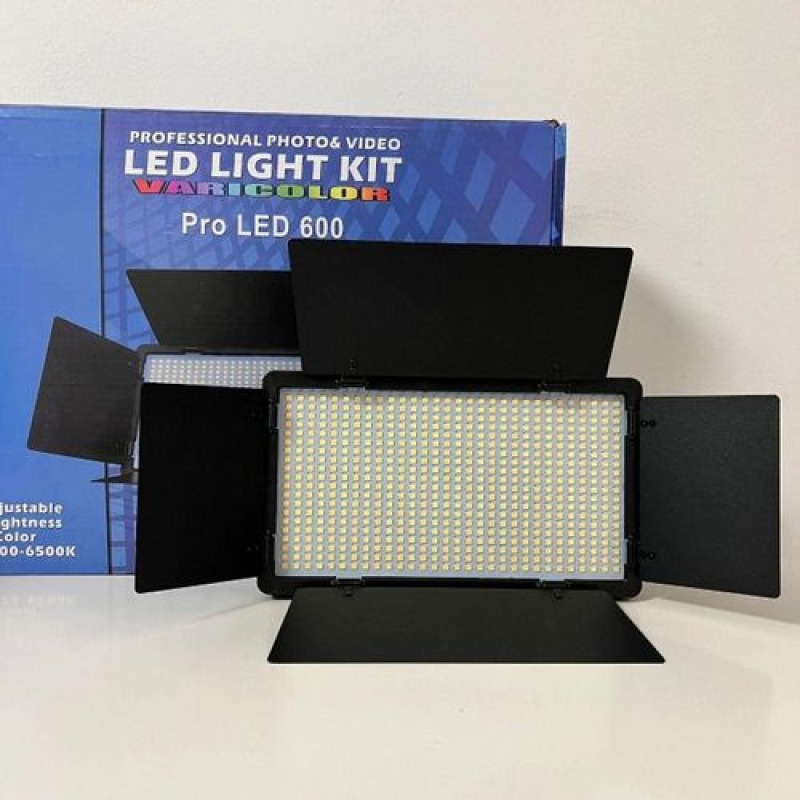 Kit d'éclairage LED Pro LED 600 avec support – Luminosité réglable et portes de grange pour un meilleur contrôle de la lumière  