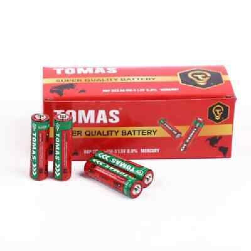 Lot de 12 piles AA de la marque Tomas utilisées dans de nombreux appareils tels que les télécommandes, les jouets, les horloges, et les lampes de poche.