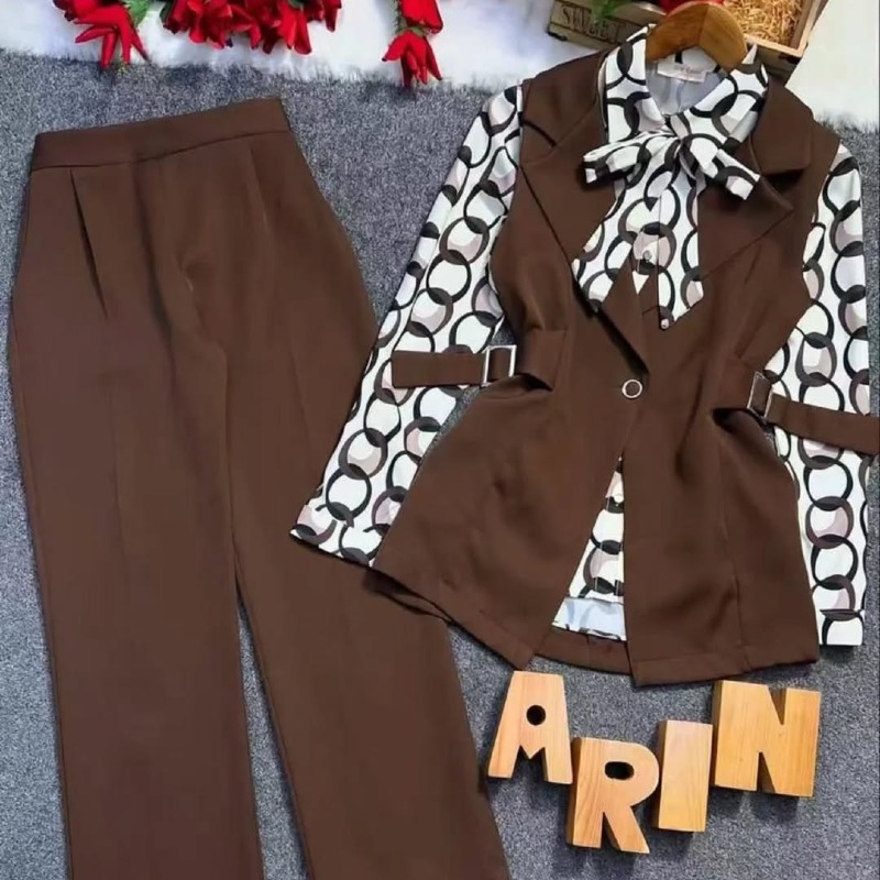 Veste sans manches avec ceinture , pantalon taille haute 