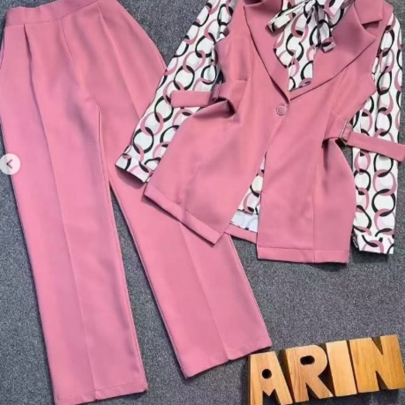 Veste sans manches avec ceinture , pantalon taille haute 