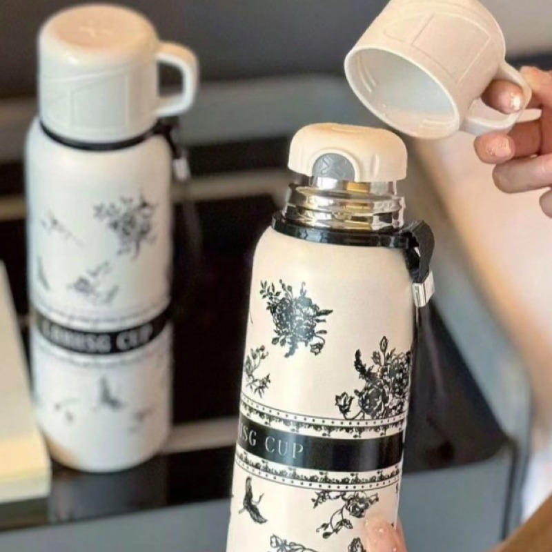1 pièce Bouteille d'eau en acier inoxydable isolée de 600 ml/800 ml, blanche avec imprimé gardénia, double paroi sous vide. Bouteille d'eau isolée avec un couvercle pouvant être utilisé comme tasse, flacon haute qualité pour les sports de plein air avec g