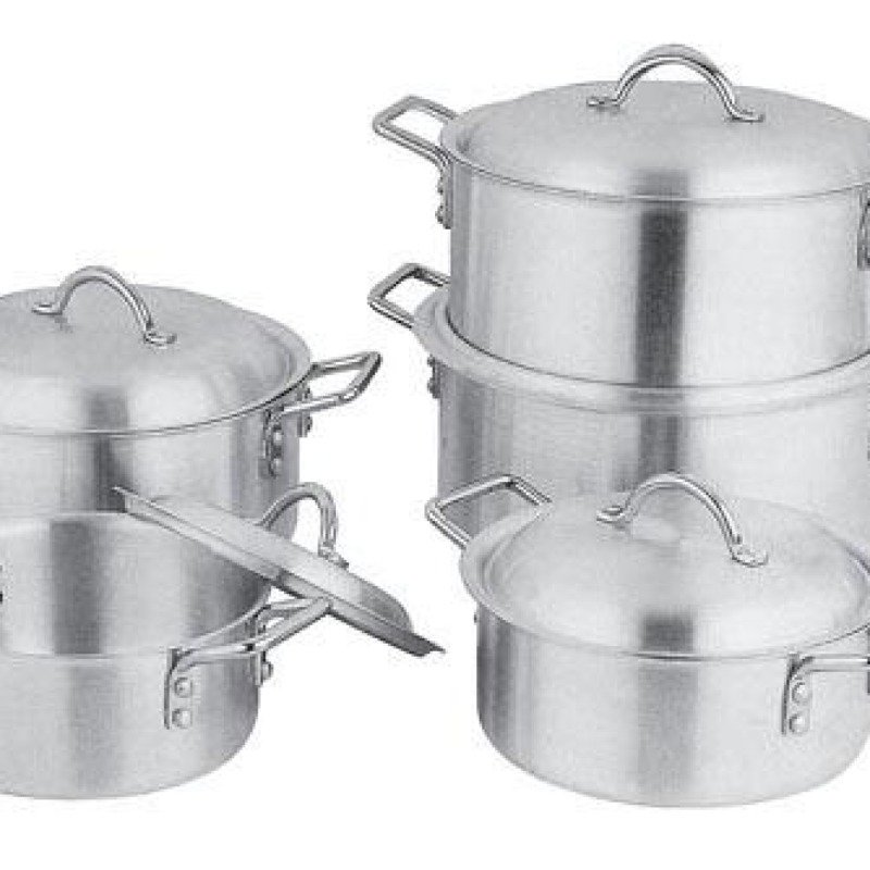 5 marmites en aluminium