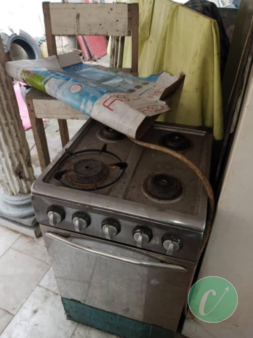 Gazinière avec 4 réchauds et un four 