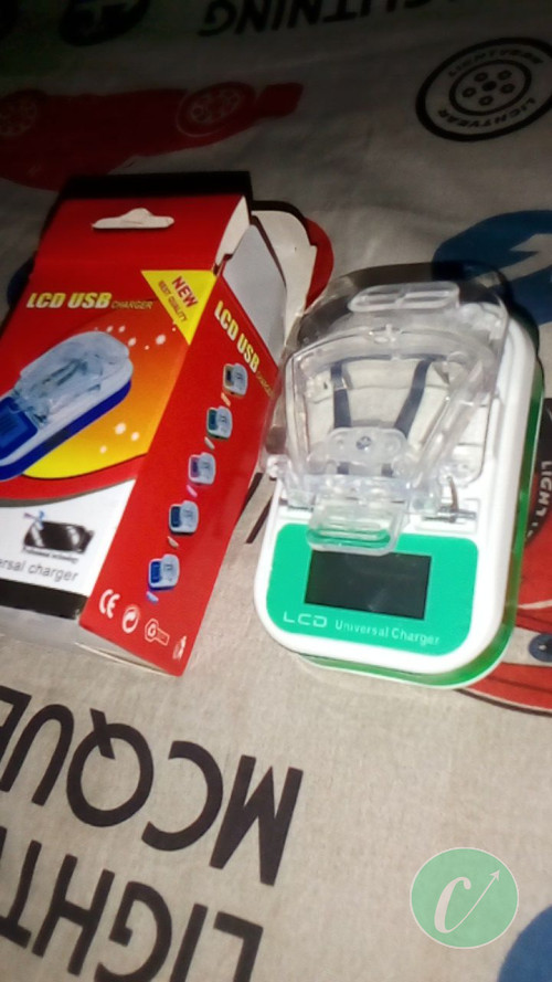 Chargeur universel LCD USB