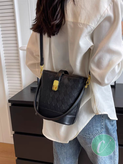 sac à bandoulière disponible à Brazzaville 🇨🇬 🇨🇬 @