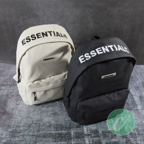 Sac Essentials tendance pour un outfit original.