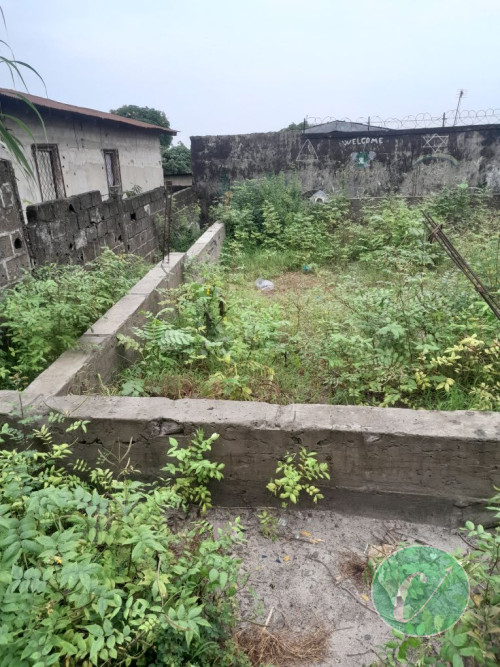 demi terrain avec fondation et clôture 