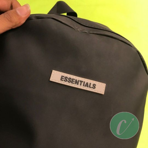 Sac Essentials tendance pour un outfit original.