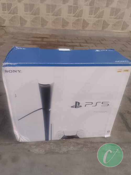 ps5 slim 1000gb jamais utilisé tout est scellé l'acheteur serait la première personne à l'utiliser veillez me contacter au numéro suivant 066******