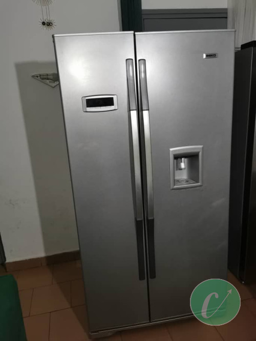 deux réfrigérateur  marque signature 502L , marque Beko 510L pour les deux à 900.000frs