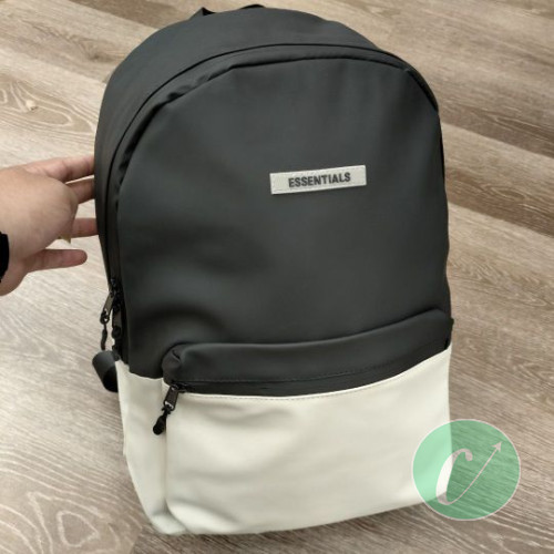 Sac Essentials tendance pour un outfit original.