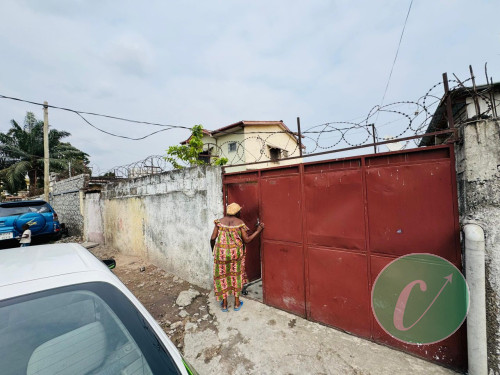 1/2 Parcelle prêt habité mise en vente 
Quartier ounze 
Dans la Rue NKouma
Prix : 70.000.000frs à discuter légèrement 
Dimensions : 172.78 m²
Ville Brazzaville