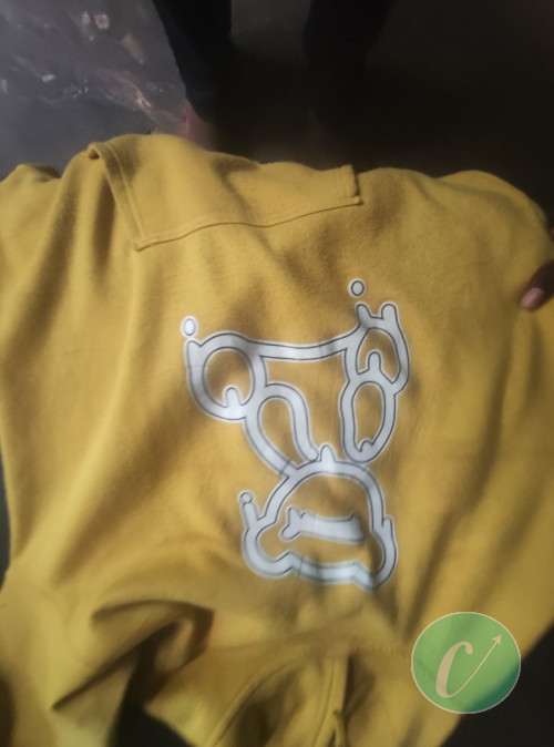 Pull jaune confortabl à l'intérieur juste à 1500 FCFA 