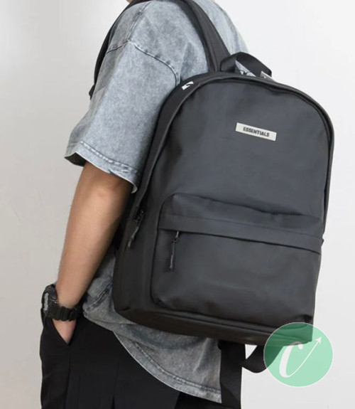 Sac Essentials tendance pour un outfit original.