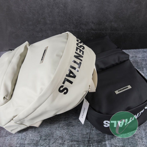 Sac Essentials tendance pour un outfit original.